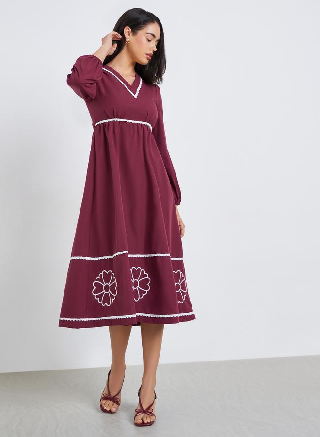 ستايلي فستان ميدي بحافة واسعة بأكمام طويلة ومُطرّز - Image 1